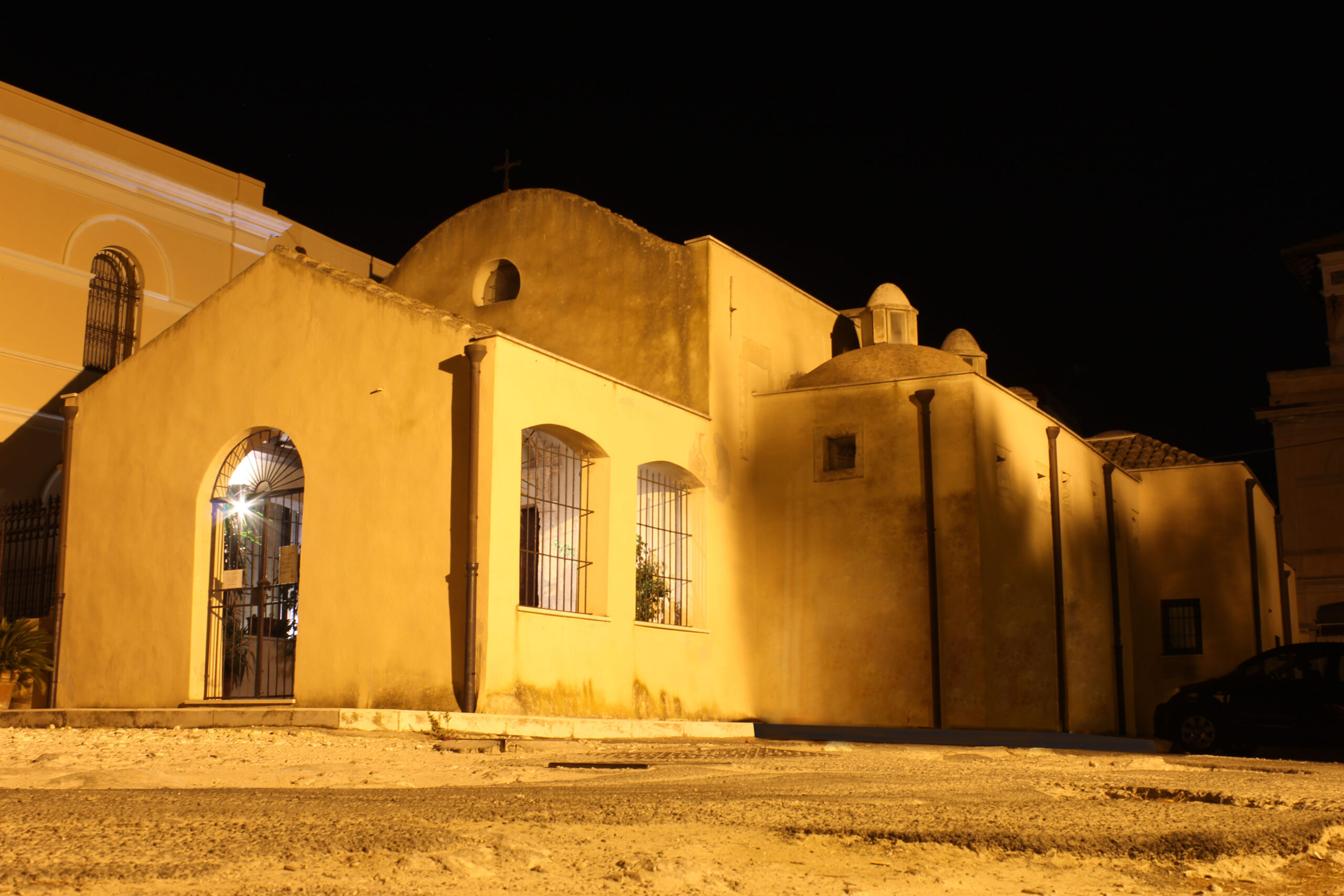 Vista esterna della chiesa dei Santi Pancrazio e Lorenzo. Foto scattata durante la notte dal sagrato della chiesa